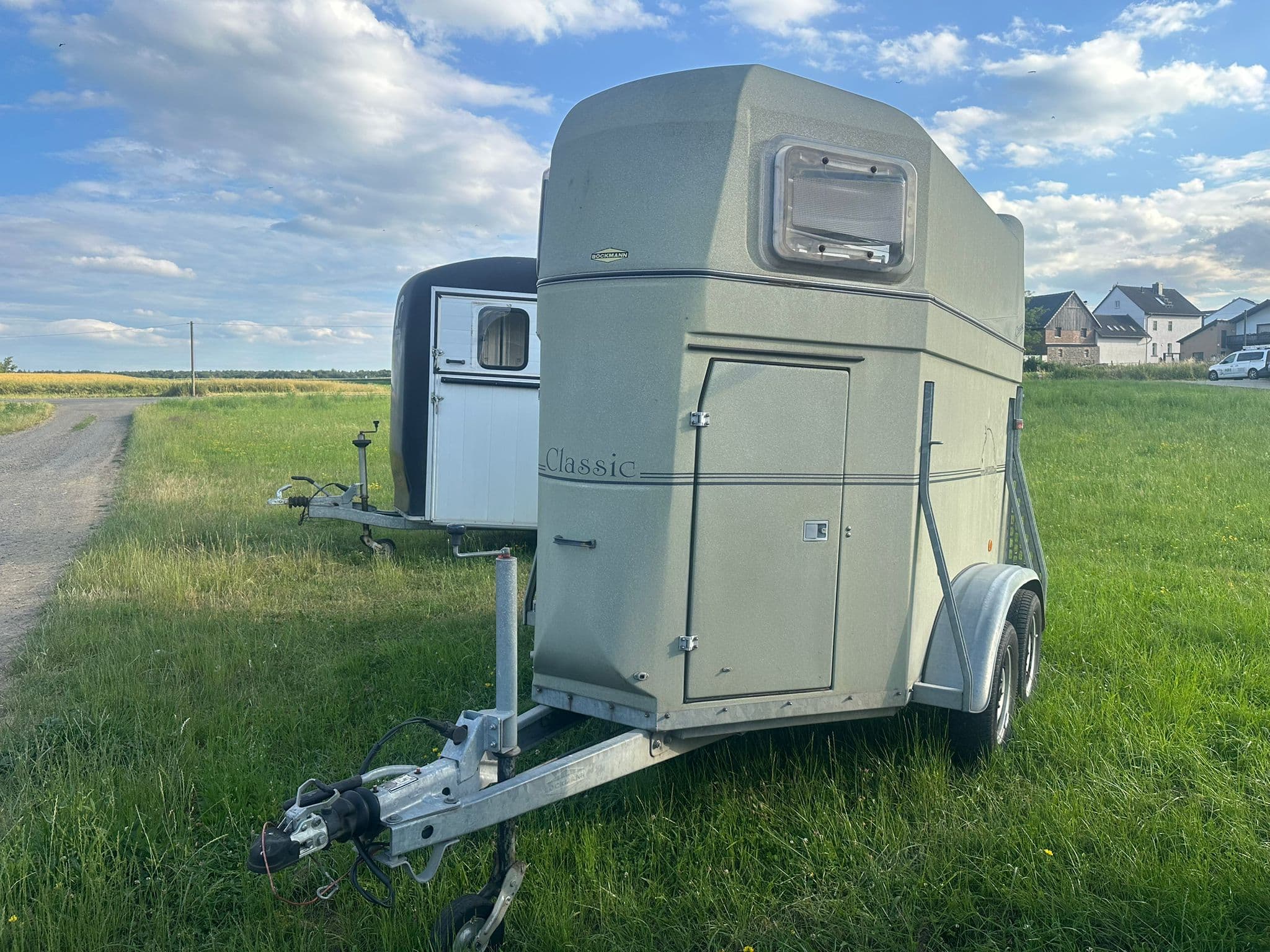 Böckmann Classic Pferdeanhänger – Tandem Pferdeanhänger mit Sattelkammer